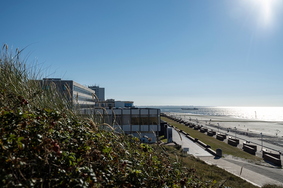 Die Rehaklinik Norderney mit Blick aufs Meer Die Rehaklinik Norderney mit Blick aufs Meer