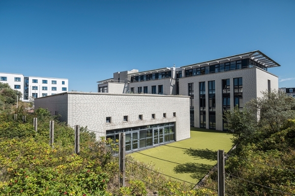 Klinik Norderney mit Blick auf den eigenen Sportplatz