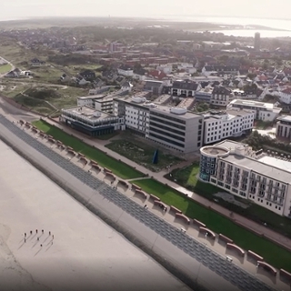 Luftaufnahme der Klinik Norderney mit dem Strand im Vordergrund