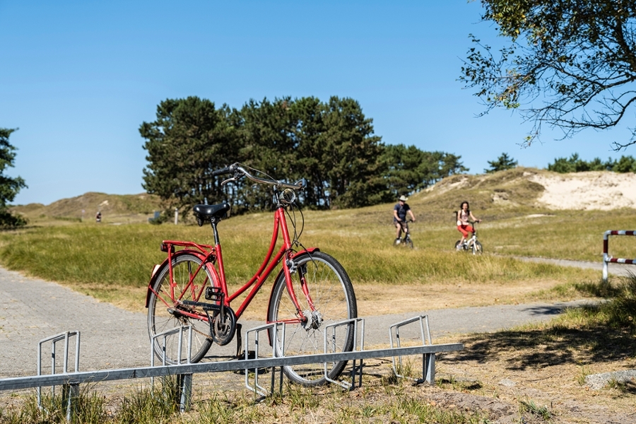 Ein rotes Fahrrad steht in den Dünen der Norderney Ein rotes Fahrrad steht in den Dünen der Norderney