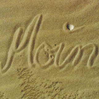 "Moin" in den Sand geschrieben