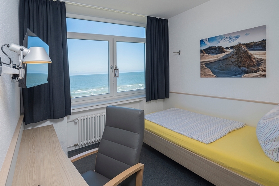 Ein Patientenzimmer der Klinik Norderney mit Meerblick Ein Patientenzimmer der Klinik Norderney mit Meerblick